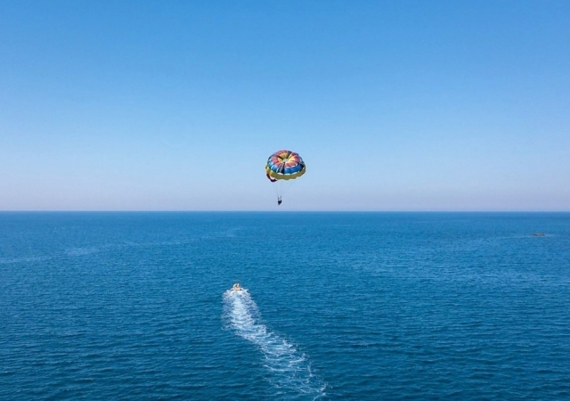 parasail da lontano