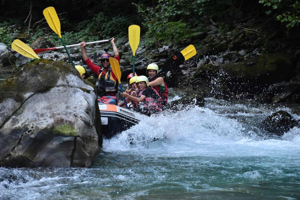  在陡峭的峡谷中