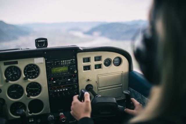  pilotar un avión 