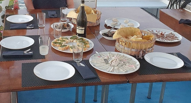  Aperitif und Mittagessen an Bord 