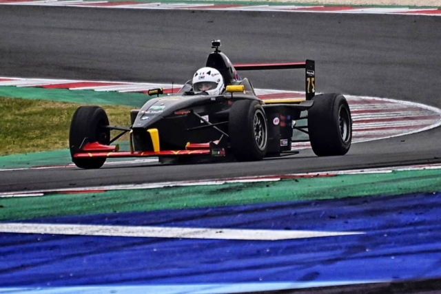 10 tours dans les pistes BMW de Formule 4 à Varano