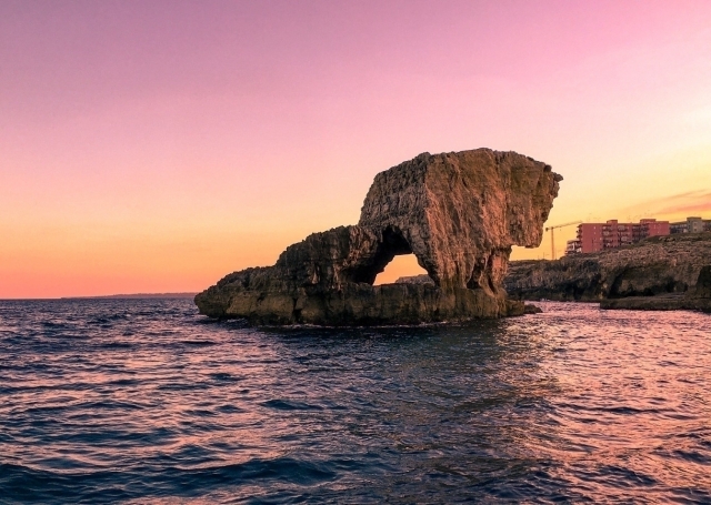  Cavernas marinhas ao pôr do sol 