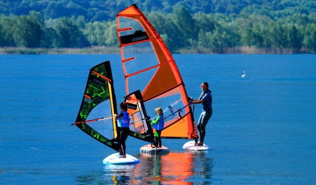  children on windsurfing 
