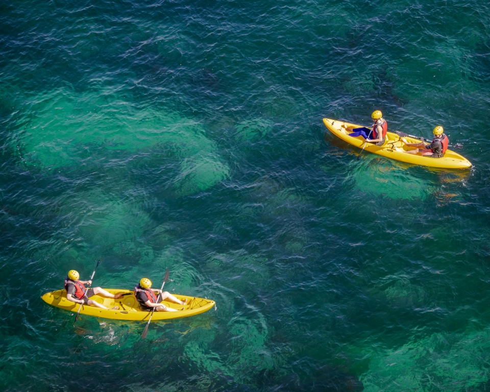 Kajakfahren im blauen Wasser 