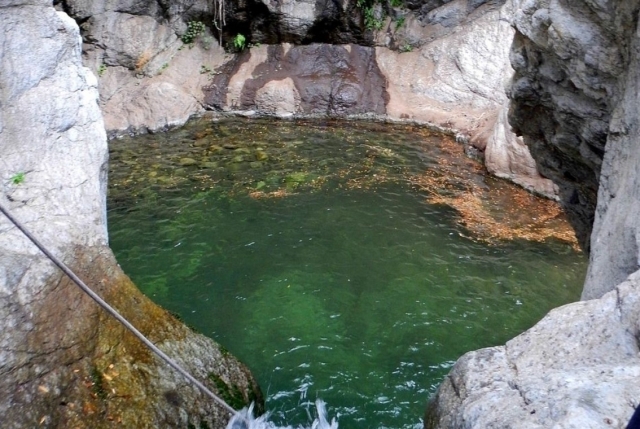  天然游泳池 