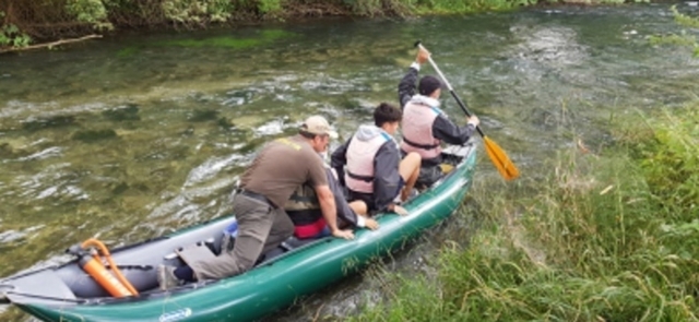  divirtiéndose en una canoa