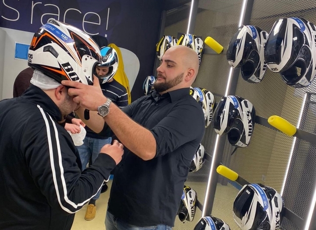  Colocando o capacete 