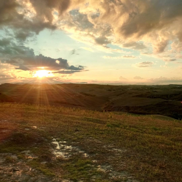 La puesta de sol sobre estas maravillosas colinas 