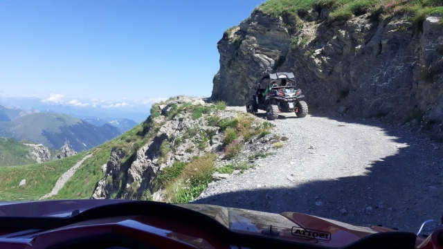  participants conduisant dans leur buggy 