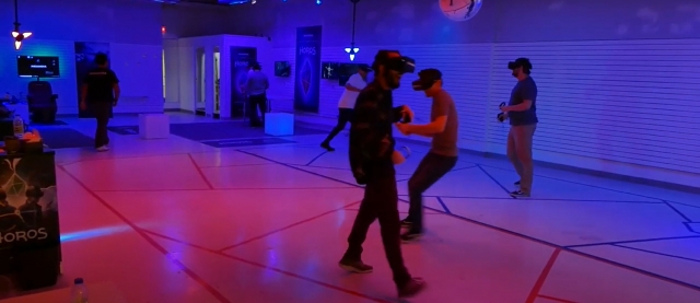  Vier Teilnehmer spielen gegen Laserspiel Deathmatch 