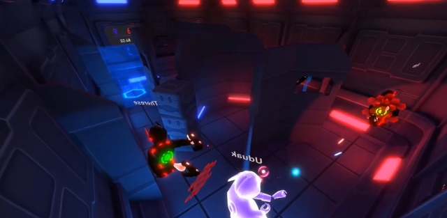  Teilnehmer spielen Laser-Tag in der virtuellen Realität 