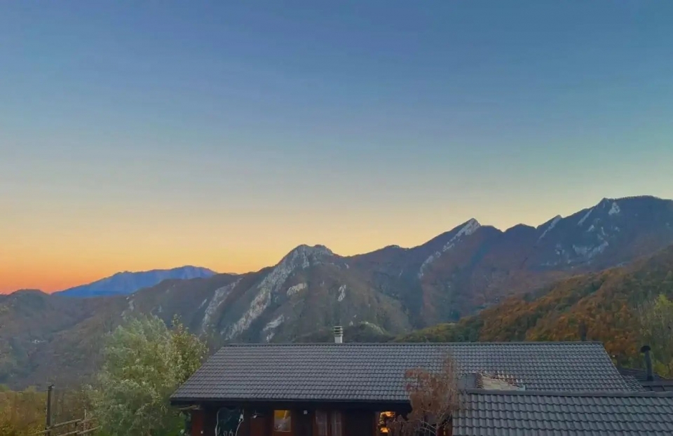 ferme au coucher du soleil 