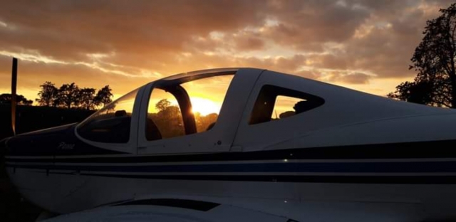  en admirant le coucher de soleil en vol