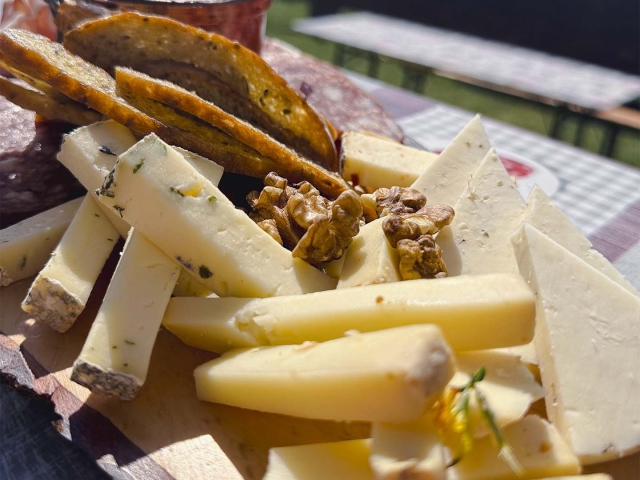 Antipasto di formaggi locali