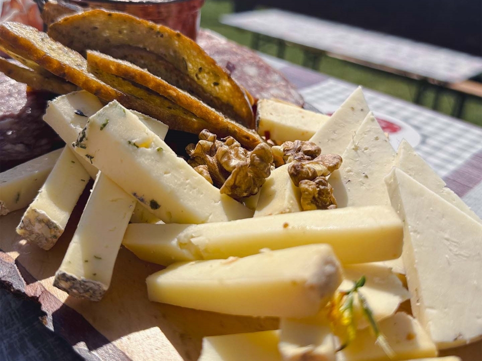 Antipasto di formaggi locali