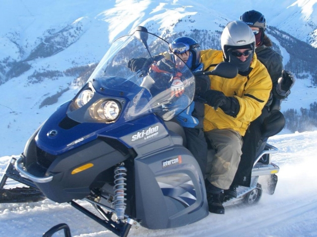  Nacht-Schneemobiltour 