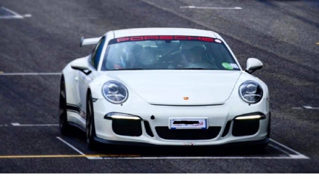 Au volant d'une Porsche 992 