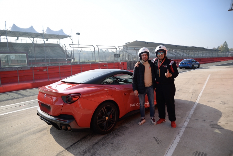  Voiture de course rouge 