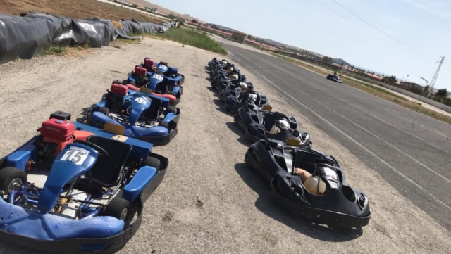 登上我们的 270 cc 卡丁车 