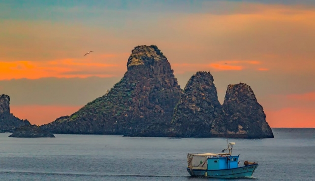  Faraglioni d'Acitrezza au coucher du soleil