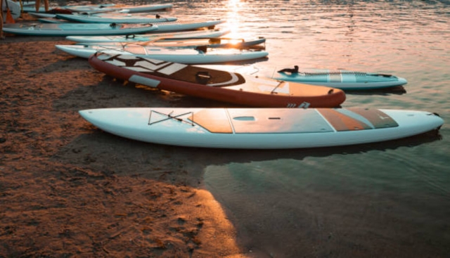paddle surf al tramonto 