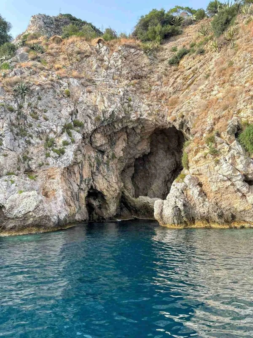  The sea and the cliffs 