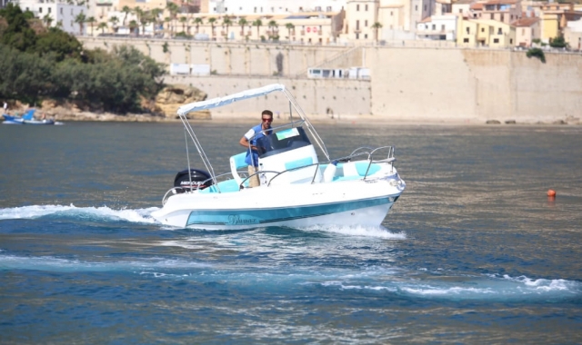  Fahren Sie mit einem unserer Calipso- oder Blumax-Modellboote 