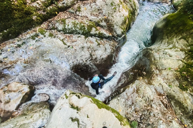  沿着天然水滑梯 