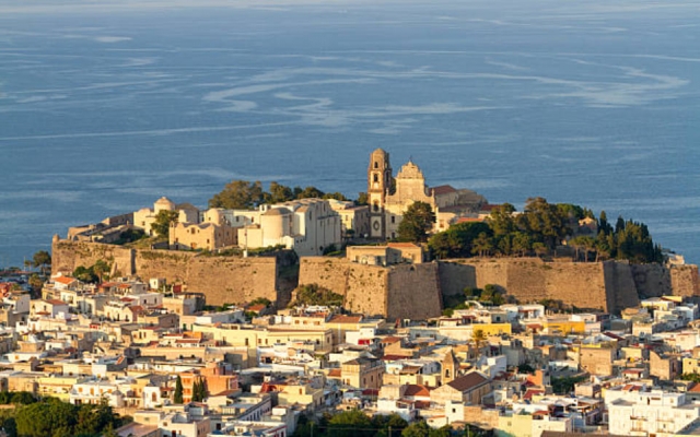 visita la bellissima isola di Lipari 