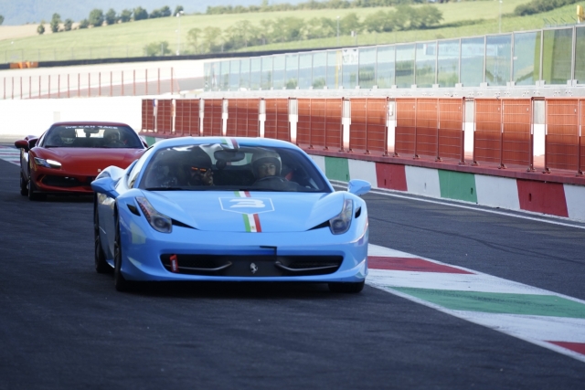 1 Runde in einem Ferrari 458 auf der Rennstrecke von Imola