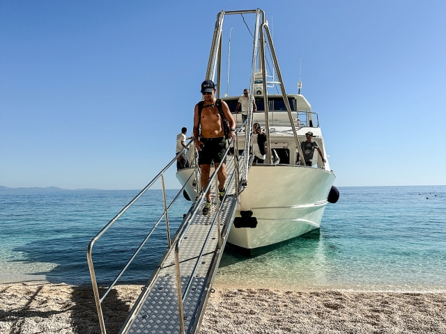 萨迪尼亚海岸的船游览