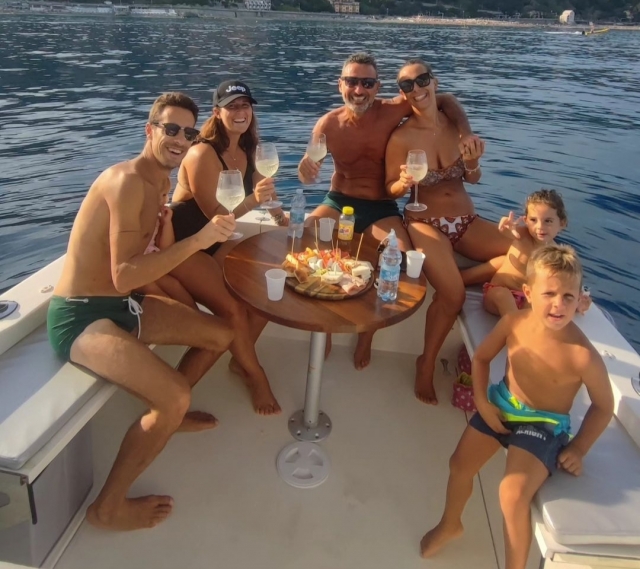  Auf dem Boot mit Freunden 