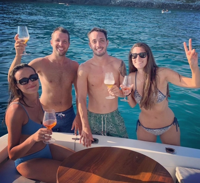 Auf einem Boot mit Freunden 