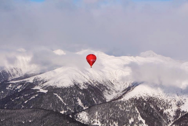 In volo sulle cime innevate