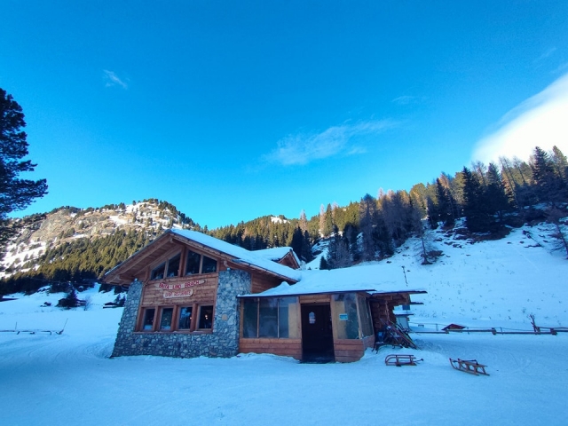  Cabane immergée dans la neige 