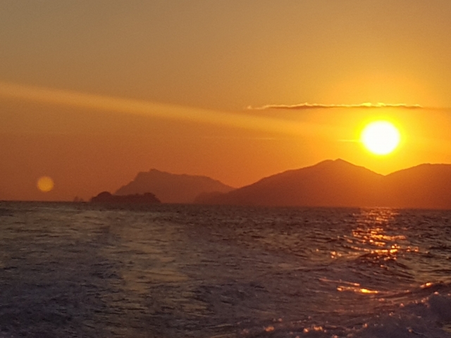 No barco ao pôr do sol 