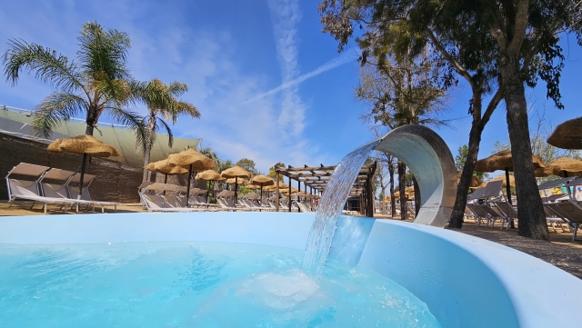  Piscina y tobogán