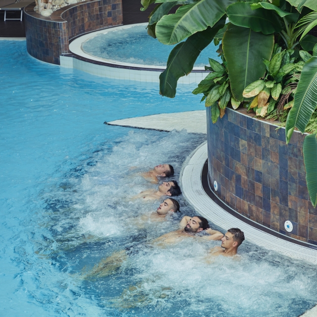  Piscina com Whirlpool 