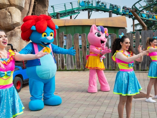  Dancing with the cartoon characters 