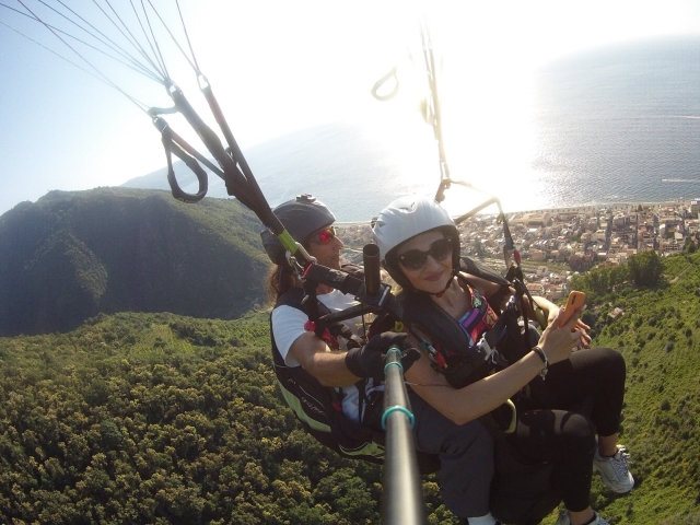  Tandem paragliding 