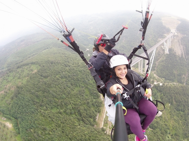  Couple paragliding 