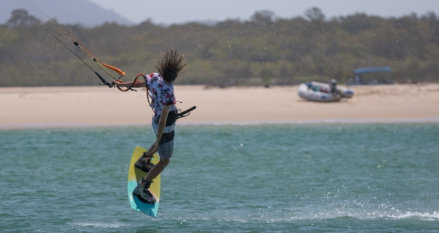 Adrenalina e diversão em Kitesurf 