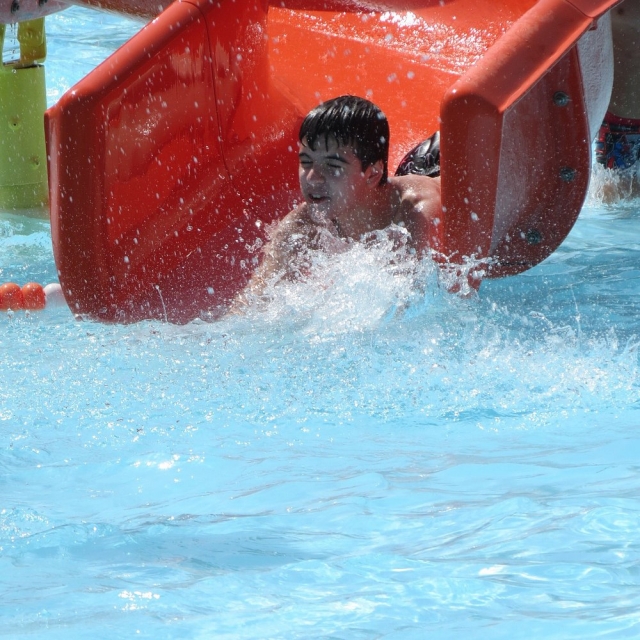  A toute vitesse sur le toboggan 