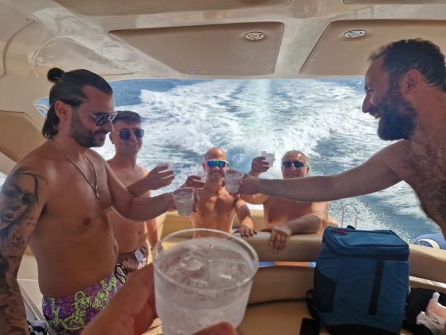  为精彩的每日乘船之旅干杯 