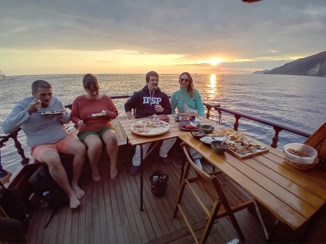 Profitez du coucher de soleil et de la nourriture 
