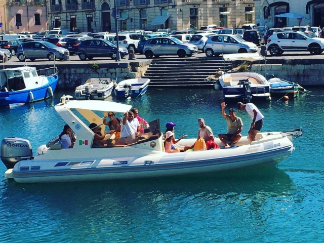 Aluguel de barcos em noto 