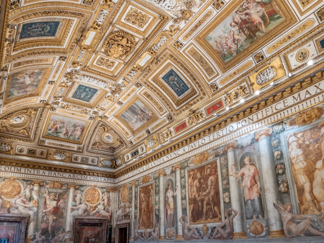  Salas del castillo con frescos 