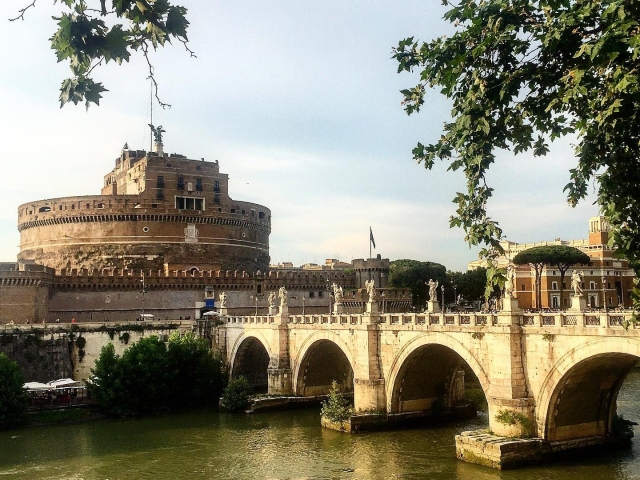  Castel Sant'Angelo a lo largo del río Tíber 