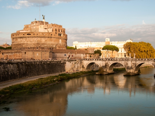  The ramparts overlooking the Tiber 