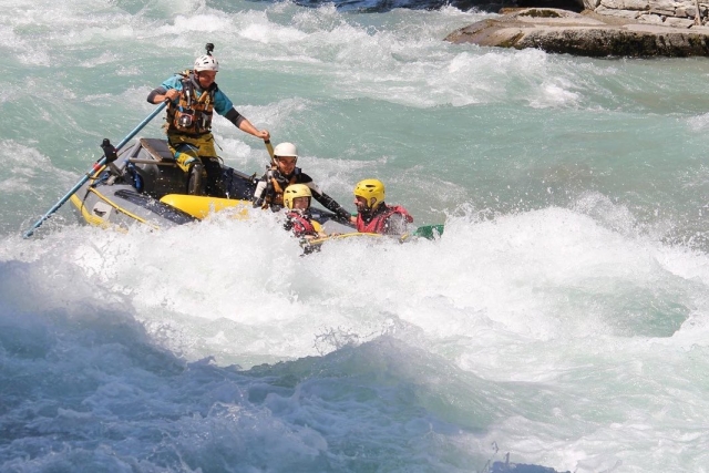 Divertimento in gruppo sul fiume